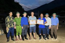 Khen thưởng trưởng bản xả thân cứu người trong lũ dữ