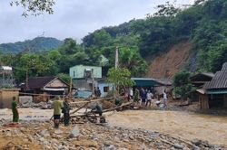 Lắp thêm cầu khỉ nơi tâm lũ Kỳ Sơn
