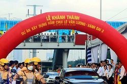 Cận cảnh hầm chui Lê Văn Lương ngày đầu thông xe