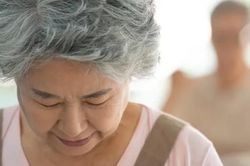 Nhìn số tiền mẹ đưa để trả viện phí mà tôi ứa nước mắt