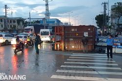 Xe đầu kéo lật nhào tại nút giao đầu cầu Tuyên Sơn