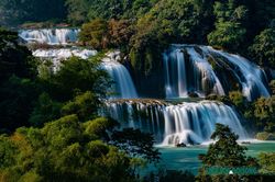 Vẻ đẹp thác Bản Giốc mùa nước