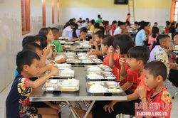 Nấu ăn bán trú, nâng cao chất lượng giáo dục ở xã đặc biệt khó khăn