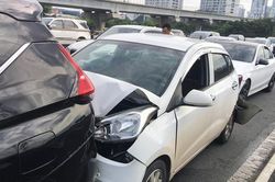 Tai nạn liên hoàn trên cầu Sài Gòn, giao thông ùn ứ kéo dài
