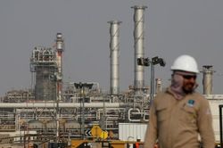 OPEC+ cắt giảm sản lượng nhiều hơn dự kiến, giá dầu thế giới tăng vụt