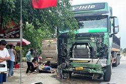 Xe đầu kéo va chạm xe chở công nhân, hàng chục người bị thương