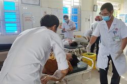 Ô tô chở công nhân va chạm xe đầu kéo, 24 người nhập viện cấp cứu