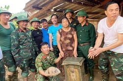 Bộ đội đào được két sắt có nhiều tiền, vàng trả lại dân bị lũ quét