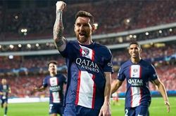 Messi lại vượt mặt Ronaldo thêm một kỷ lục ở Champions League