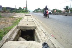 Nắp đậy mương cống thoát nước bị sụp bể