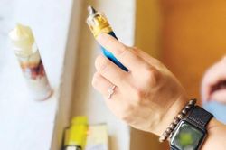 Y tế - Sức khỏe Tin tức y tế Tỷ lệ hút thuốc lá ở nữ giới có xu hướng tăng