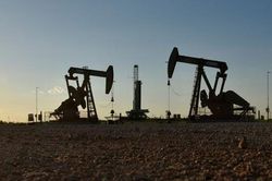 OPEC+ cắt giảm sản lượng, Mỹ 'xả' kho dầu chiến lược
