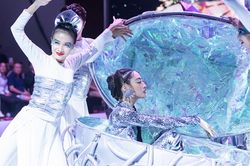 Lương Thùy Linh mạo hiểm, Thanh Duy hóa Delilah trong show của NTK Nguyễn Minh Tuấn