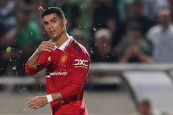 Ronaldo bỏ lỡ cơ hội khó tin trước cầu môn trống, lỡ cột mốc lịch sử
