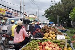 Chợ tự phát gây ùn tắc tại đường Trung Mỹ Tây 13