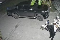 Bắt 2 đối tượng dùng xăng phóng hỏa đốt xe ô tô