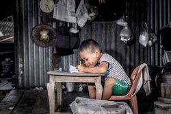 Vòng lặp đói nghèo đeo bám học sinh Indonesia