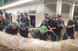 Cán bộ, chiến sĩ Trung đoàn Cảnh sát cơ động Bắc Trung Bộ giúp dân khắc phục hậu quả sau lũ quét