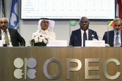 Phương Tây hỗn loạn vì quyết định của OPEC+