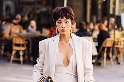 Á hậu Hoàn vũ Thảo Nhi Lê mặc khoét sâu ngực ở Pháp
