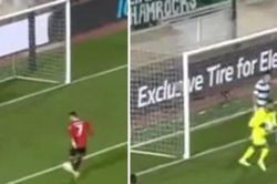Ronaldo sút trúng cột dọc ở cự ly 7m, fan chê hết thời