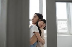 Câu nói yếu ớt của con gái trước khi phẫu thuật khiến vợ chồng tôi bối rối
