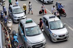 Xe taxi 'dàn trận', gây náo loạn trước cổng Bệnh viện Bạch Mai