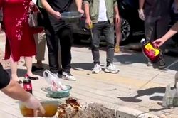 Dân mạng ngán ngẩm cảnh chú rể bị đổ đậu phụ thối lên người 'theo phong tục'