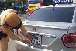 Bị người khác dán, thay đổi biển số xe ô tô trùng với biển số xe của mình, chủ phương tiện cần làm gì?