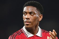 Ten Hag khó xử với Martial