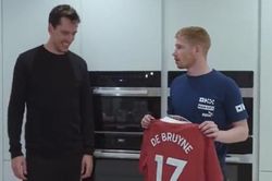 De Bruyne bối rối khi được tặng áo đấu Man United