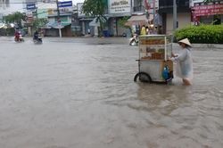 Nhiều nơi ở Cần Thơ ngập sâu khi mưa lớn vào lúc triều cường