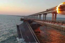 Khoảnh khắc bồn chứa nhiên liệu bùng cháy dữ dội trên cầu Crimea