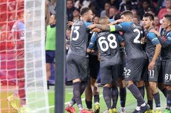 Ngày Napoli dạy Ajax chơi bóng