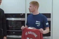 Được tặng áo đấu của MU, De Bruyne: 'Tôi có thể đốt nó không?'