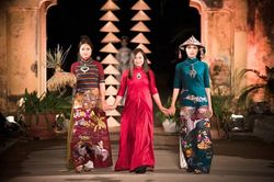 Người đưa di sản văn hóa lên tà áo dài