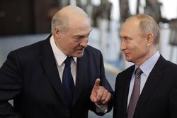 Tổng thống Belarus tặng ông Putin máy kéo nhân dịp sinh nhật 70 tuổi