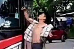 Khống chế nam thanh niên cầm dao chém vào nhiều xe ô tô trên đường