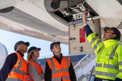 Dịch vụ hàng không toàn cầu cần thêm 2 triệu lao động mới