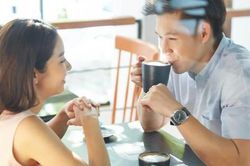 Buổi hẹn hò đầu tiên, bạn trai đã nói muốn vợ nghỉ việc ở nhà nội trợ