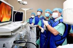 Y tế - Sức khỏe Tin tức y tế Thực hiện kỹ thuật tán sỏi đường mật trong gan bằng laser qua miệng