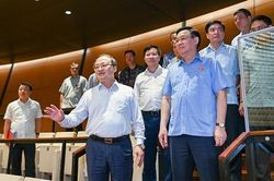 Chủ tịch Quốc hội Vương Đình Huệ thị sát booth phát thanh tường thuật của VOV tại Nhà Quốc hội