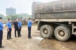 Xử lý mạnh tay xe chở quá tải gây ô nhiễm môi trường