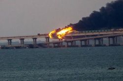 3 người thiệt mạng trong vụ nổ cây cầu nối Crimea - Nga