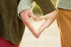 Phát hiện vợ sắp cưới hẹn hò với một người phụ nữ khác