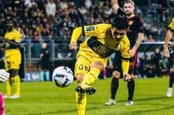 Quang Hải ghi bàn giúp Pau FC thoát thua trên sân nhà