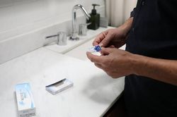 Làm điều này lúc tắm, cô gái trẻ phải khoét bỏ một mắt