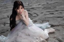 Hé lộ gia đình Ngu Thư Hân, xứng danh 'bạch phú mỹ' hàng thật giá thật của Cbiz
