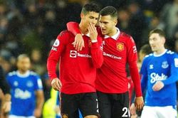 Ronaldo giúp Man Utd ấn định chiến thắng 2-1 trước Everton