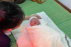 Bé gái 1 ngày tuổi bị bỏ rơi trong nhà vệ sinh trung tâm y tế